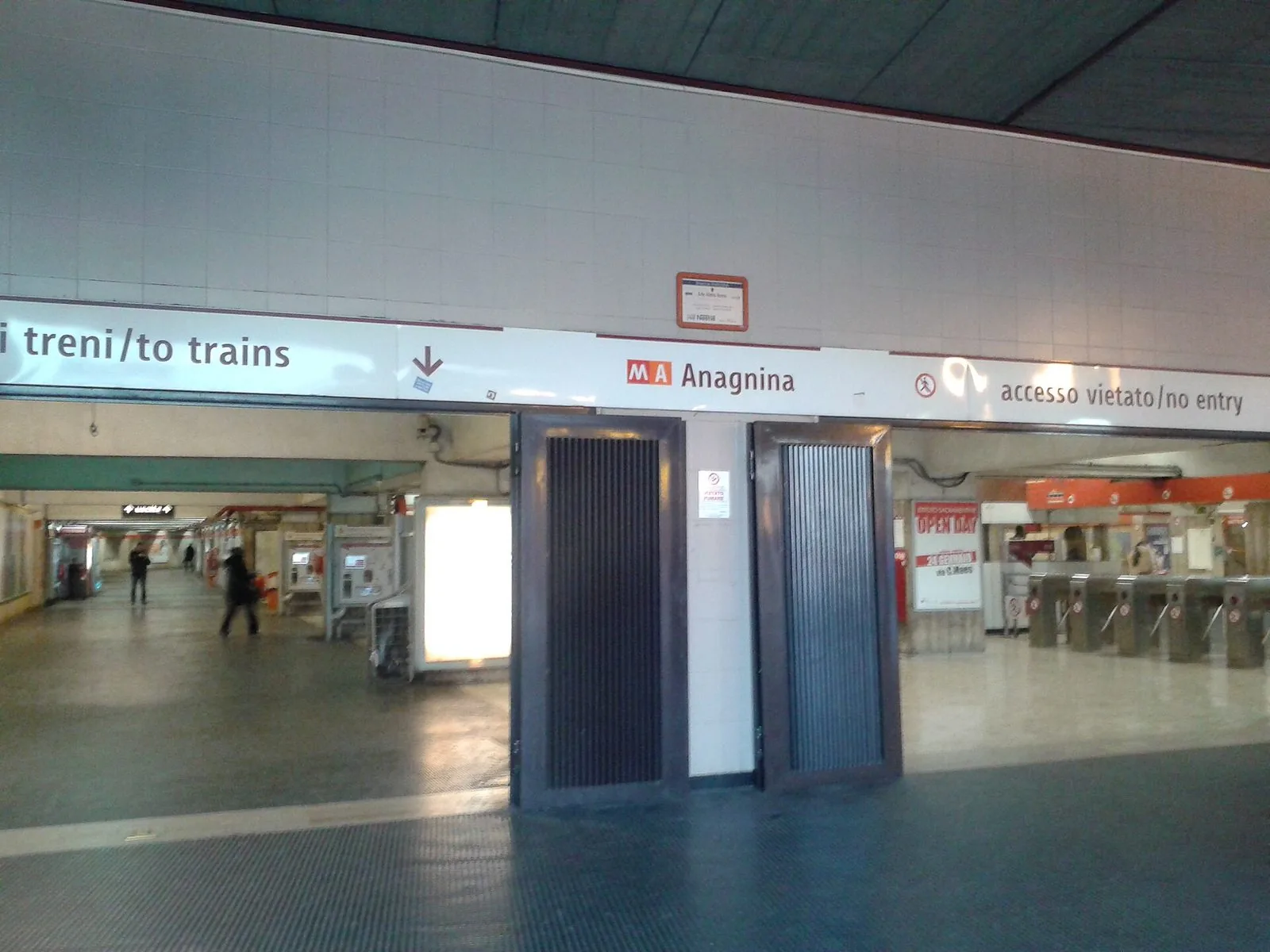 Ingresso della stazione Anagnina della metropolitana di Roma linea A, con l'insegna della stazione e i tornelli sullo sfondo