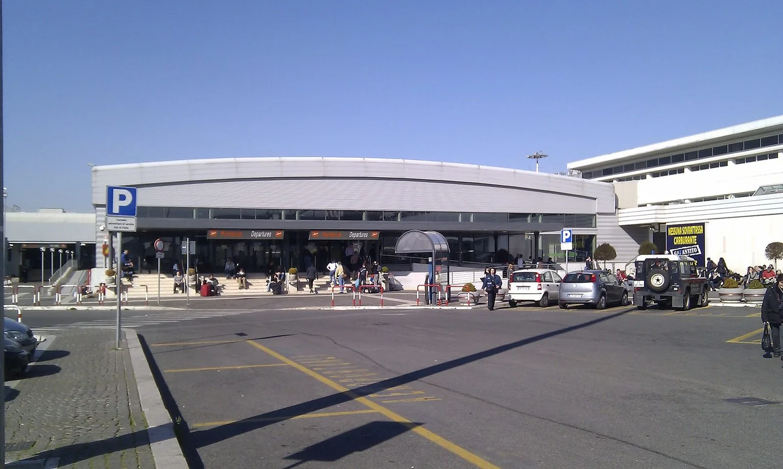 L'edificio delle partenze dell'aeroporto di Roma Ciampino con il piazzale e il parcheggio antistante in una giornata di sole